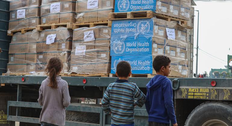 Des fournitures médicales d'urgence sont livrées au complexe médical Nasser à Khan Younis, dans le sud de la bande de Gaza.