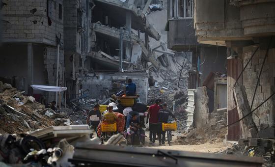 People search for water in Khan Younis city in the southern the Gaza Strip. (file)