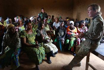 La conseillère de terrain sur le genre de la MONUSCO, le major Rachel Grimes, s'entretient avec plus de 50 femmes, écoutant leurs préoccupations et leurs recommandations après des attaques de groupes armés à Eringeti, au Nord-Kivu.