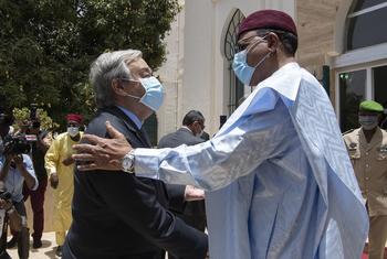 UN Secretary-General António Guterres (left) is received by the Nigerien President Mohamed Bazoum, in the capital of Niger, Niamey (archive photo). The UN chief on Wednesday strongly condemned any bid to seize power from President Bazoum.