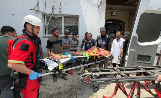 (ARCHIVO) Un equipo médico evacua a la joven Nour del hospital Kamal Adwan, en el norte de Gaza, al hospital europeo de Gaza.