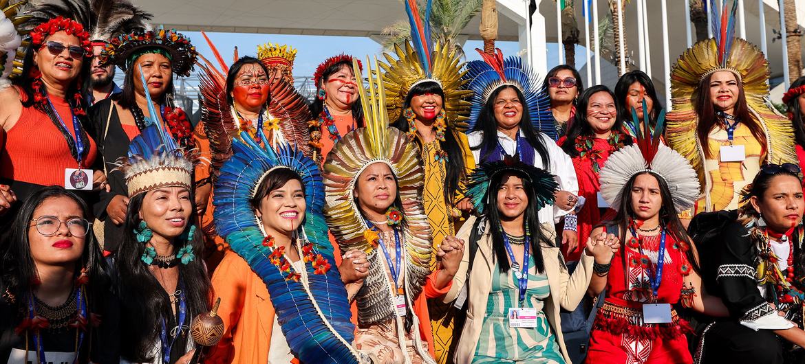 Mulheres da delegação brasileira participam de evento indígena durante a Conferência da ONU sobre Mudanças Climáticas, COP28, na Expo City, em Dubai, nos Emirados Árabes Unidos