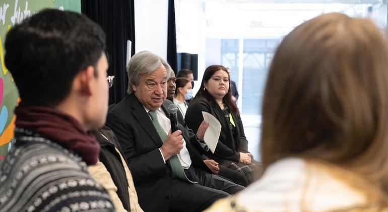 Na Conferência da Biodiversidade da ONU (COP15) em Montreal, Canadá, o secretário-geral António Guterres se reúne com representantes da juventude para discutir o papel da juventude no apoio a uma estrutura de biodiversidade global pós-2020 justa e equita…