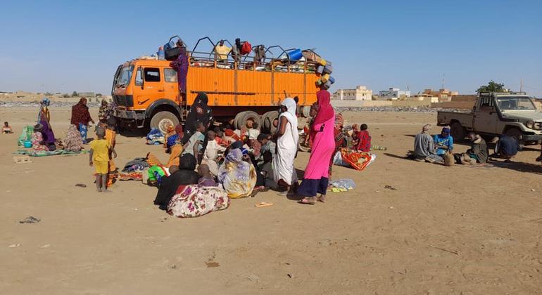 Des familles déplacées arrivent à Gao, au Mali, après avoir été forcées de fuir leurs maisons à cause de la violence.