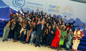 O secretário-geral da ONU, António Guterres, com jovens ativistas climáticos na Cúpula de Implementação Climática na COP27 em Sharm el-Sheikh, Egito.