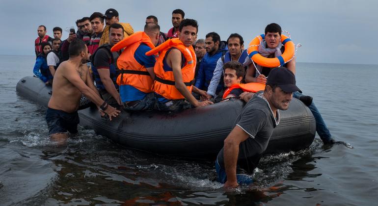 Un grand bateau en caoutchouc rempli de réfugiés est tiré vers le rivage sur l'île de Lesbos, dans la région de la mer Égée du Nord. (archives)