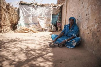 Une femme qui a fui sa maison à cause du conflit se repose dans un centre pour personnes déplacées à Al Fasher, au Darfour.