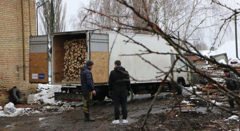 Lenha é distribuída para pessoas vulneráveis ​​que vivem sem aquecimento e eletricidade em Borodianka, na região de Kyiv, na Ucrânia.