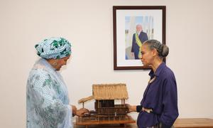 Ministra do Meio Ambiente e Mudanças Climáticas, Marina Silva, mostra réplica de sua casa de infância na Amazônia