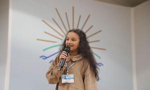 Rivan (12), a delegada mais jovem da UNICEF durante a sessão Adaptação para proteger as crianças e jovens africanos na COP27.