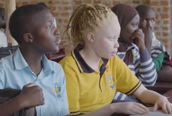 Elizabeth Ayebare (en chemise jaune), atteinte d'albinisme, est en classe avec d'autres élèves.