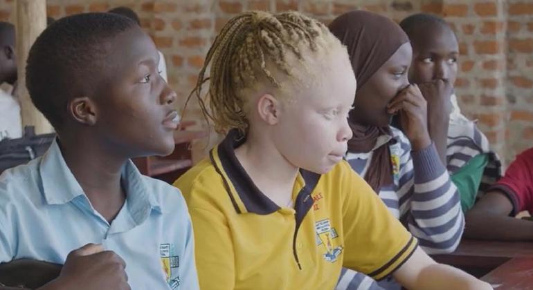 Elizabeth Ayebare (en chemise jaune), atteinte d'albinisme, est en classe avec d'autres élèves.