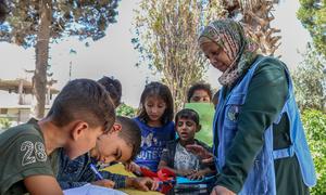 Um professor apoiado pelo Unicef oferece às crianças sessões de apoio psicossocial em um centro de aprendizagem integrado na zona rural de Aleppo, na Síria