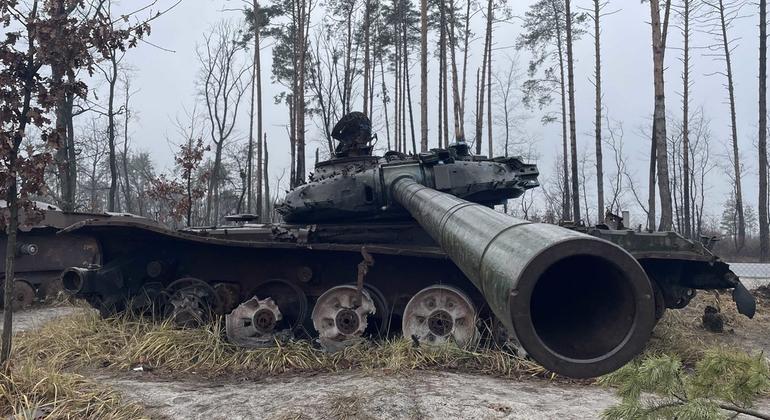 Подбитая военная техника рядом с селом Дмитровка, Украина.  