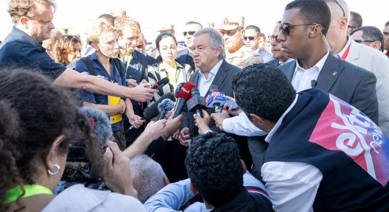 O secretário-geral da ONU, António Guterres, responde a perguntas da mídia na passagem de Rafah