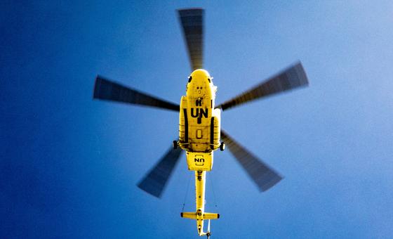Um helicóptero da ONU sobrevoa o vilarejo de Ogossagou, na região central de Mali.