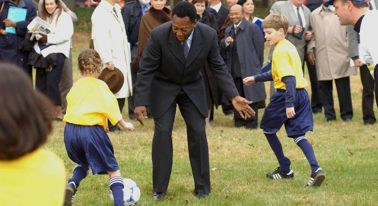 Após o lançamento da Aliança FIFA-UNICEF para Crianças, a lenda do futebol brasileiro Pelé joga futebol com crianças na sede da ONU. (novembro de 2001)