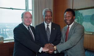 O astro do futebol brasileiro Pelé (à direita) com o ex-secretário-geral da ONU Kofi Annan e Joseph Blatter (à esquerda), presidente da Federação Internacional de Futebol (FIFA). (Junho de 1999)