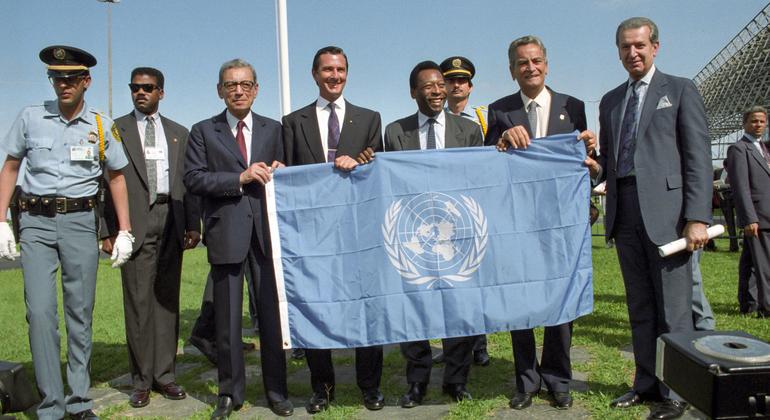 O astro do futebol Pelé (3º à direita) e outras autoridades brasileiras são presenteados com a bandeira das Nações Unidas pelo ex-secretário-geral da ONU Boutros Boutros-Ghali (3º à esquerda) na cerimônia de abertura da Conferência sobre Meio Ambiente e …