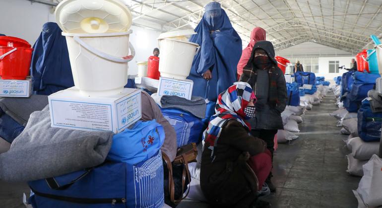 Mulheres e suas filhas recebem kits de invernização do UNICEF no Afeganistão. O kit inclui farinha, arroz, cobertores, roupas quentes, lona e baldes de água.