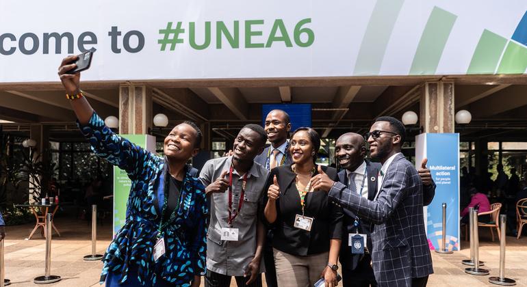 Delegados chegando para a abertura da sexta sessão da Assembleia das Nações Unidas para o Meio Ambiente (UNEA-6) em Nairóbi, Quênia, em 26 de fevereiro de 2024