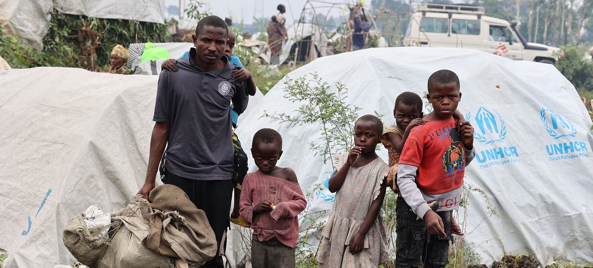 Um pai de seis filhos procura segurança para a sua família num local de deslocados em Goma, na República Democrática do Congo, depois da sua esposa ter sido morta durante o conflito no Kivu do Norte