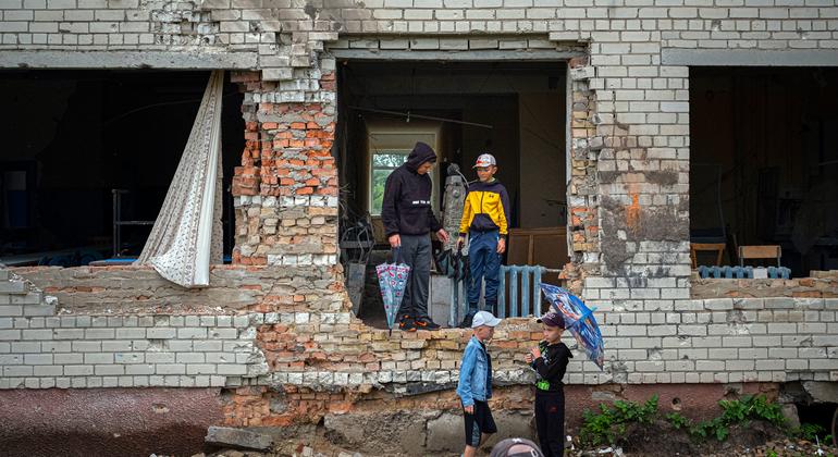 Des camarades de classe traînent dans leur école gravement endommagée, dans un village du nord de l’Ukraine.