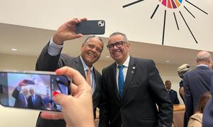 O deputado brasileiro Antônio Brito tira uma selfie com o diretor-geral da Organização Mundial da Saúde, Tedros Ghebreyesus.