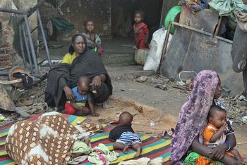 Mulheres e crianças deslocadas numa área de deslocados internos em Darfur Ocidental devido aos combates no Sudão