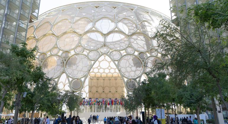 Pessoas entrando no Al Wasl Dome na Expo City Dubai, sede da 28a Conferência das Nações Unidas sobre Mudanças Climáticas de 2023, COP28