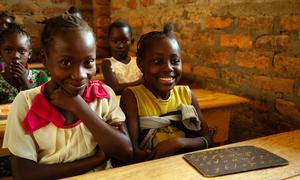 Meninas na escola Jean Vcolmomb em Bangui, República Centro-Africana.