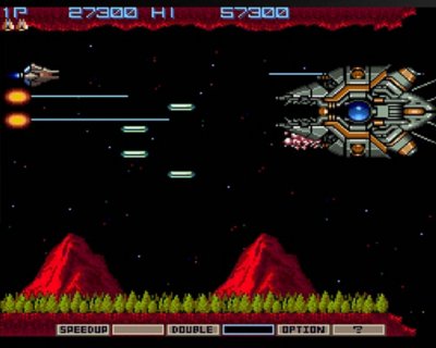 ภาพหน้าจอ Gradius แสดงให้เห็นยานอวกาศกำลังต่อสู้กับยานรบขนาดใหญ่เหนือโลกเอเลี่ยน