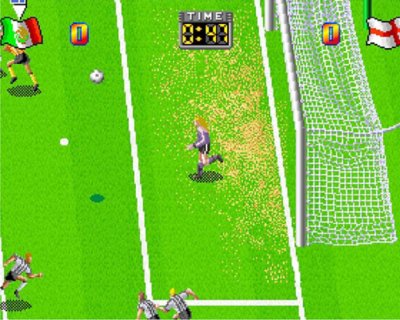 ภาพหน้าจอเกมเพลย์ Super Sidekicks แสดงให้เห็นผู้คุมประตูและกองหน้าหลายคนกำลังแข่งขันกัน