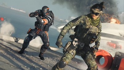 لقطة شاشة من لعبة Call of Duty: Warzone تعرض عميلين، الأول يحمل سكينًا، والثاني يستخدم سلاحًا ناريًا للتصويب