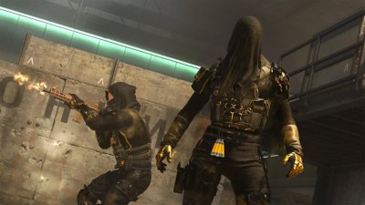 Call of Duty Warzone – Screenshot, der zwei Operators zeigt, von denen einer ein schwarzes Stück Stoff über den Kopf gezogen hat