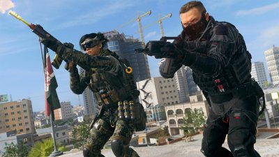 لقطة شاشة من لعبة Call of Duty: Warzone تعرض عميلين يصوبان باستخدام بنادق تصويب هجومية