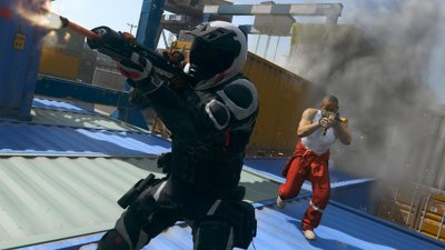 Call of Duty: Warzone – snímek obrazovky zobrazující dva operativce běžící přes přepravní kontejnery