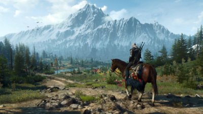 A The Witcher 3: Wild Hunt képernyőképe, rajta Geralt lóháton, messze elterülő vidéki táj előtt