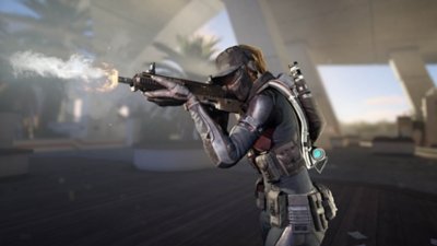 لقطة شاشة للعبة XDefiant تظهر جندية تطلق النيران من بندقية تبدو من المستقبل