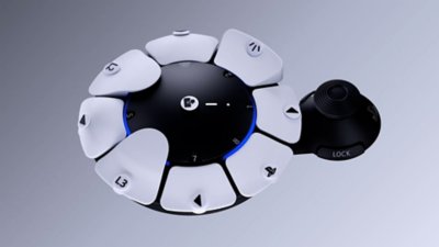 上から見た2つのAccessコントローラーとDualSense ワイヤレスコントローラーを配置した図。複数のコントローラーを組み合わせて一緒に使えることを説明しています。