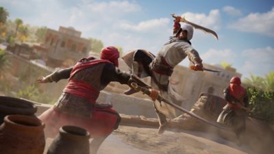 Assassin's Creed Mirage - Captură de ecran care îl arată pe protagonistul Basim sărind în aer pentru a aplica o lovitură mortală cu o sabie curbată, un inamic în față și un inamic așteptând în spate