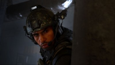 Captura de pantalla de Call of Duty: Modern Warfare III que muestra a Kyle "Gaz" Garrick con equipo táctico asomando desde una esquina