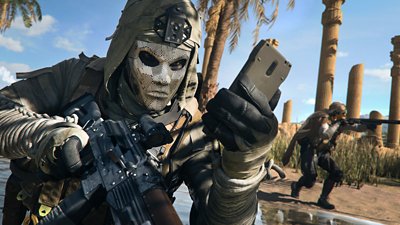 Call of Duty: Warzone – snímek obrazovky zobrazující postavu, která se dívá na telefon