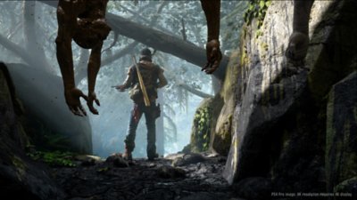 Capture d'écran du gameplay de Days Gone - Deacon St. John debout dans une forêt brumeuse, avec des cadavres au premier plan