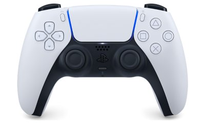 Une manette sans fil DualSense blanche