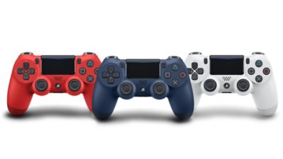 빨간색, 파란색, 흰색 DUALSHOCK 컨트롤러 3개