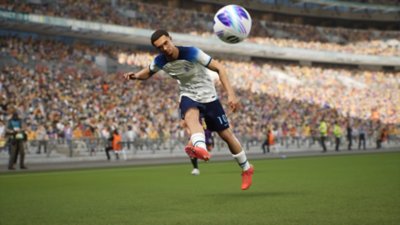 《eFootball 2024》螢幕截圖顯示球員用頭部頂球。