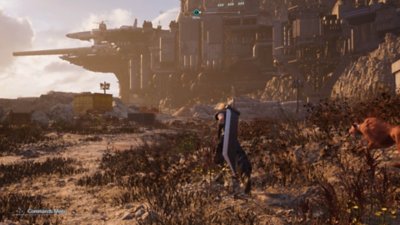 Captura de tela de Final Fantasy VII Rebirth com Cloud e Red XIII explorando uma paisagem árida com uma cidade moderna ao fundo.