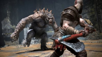 God of War - Screenshot di Kratos e di una creatura