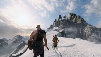 استكشاف لعبة god of war - صورة تعرض كريتوس وأتريوس على قمة جبل جليدي